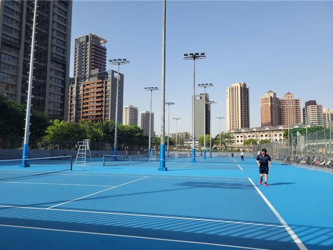 意甲风云再起！国际米兰4-0横扫科莫，齐沃战术大胜法布雷加斯夺榜首